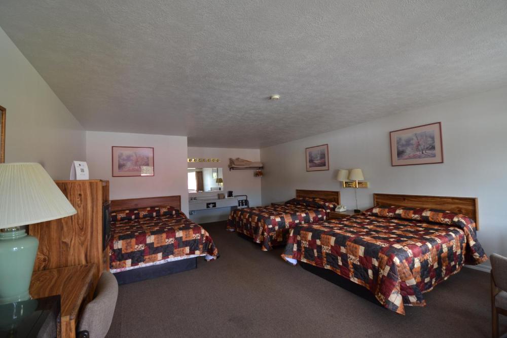 Deluxe Triple Room interior